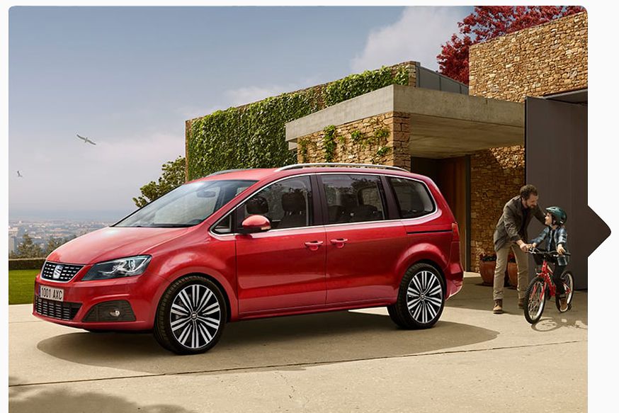 SEAT Alhambra mellett egy apuka a bicikliző kisfiával