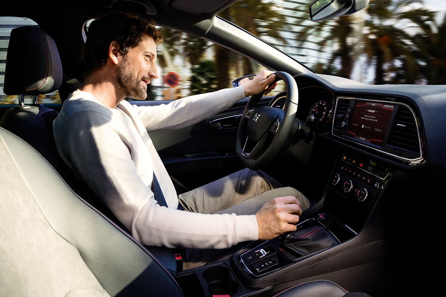 Férfi vezet egy seat modellt