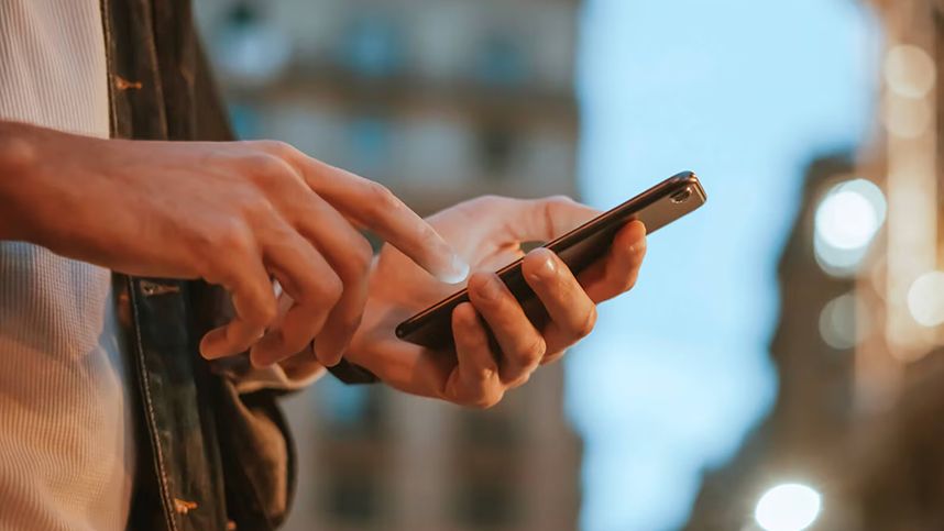 kézben tartott telefon