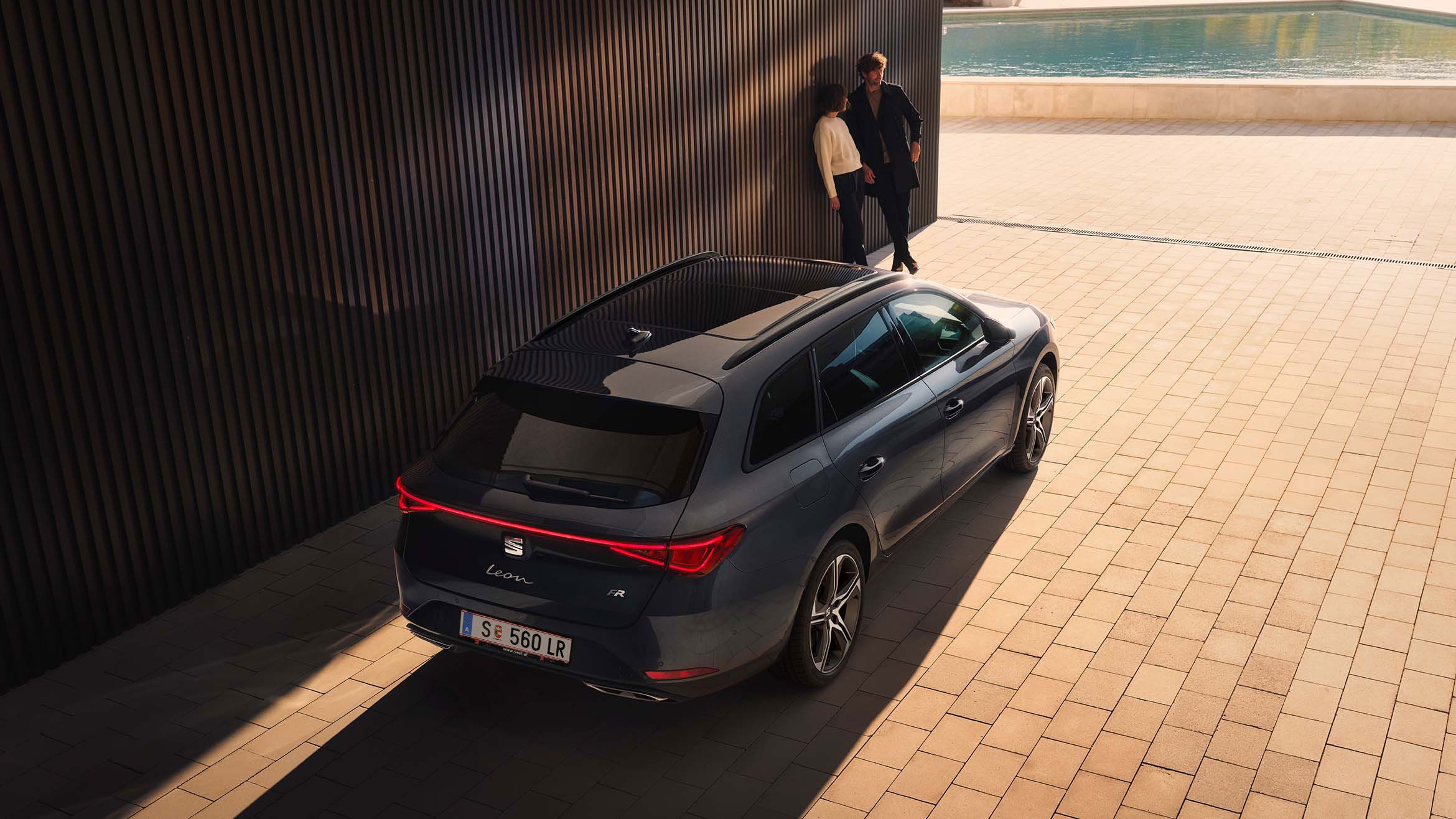 SEAT Leon kombi mellett egy pár