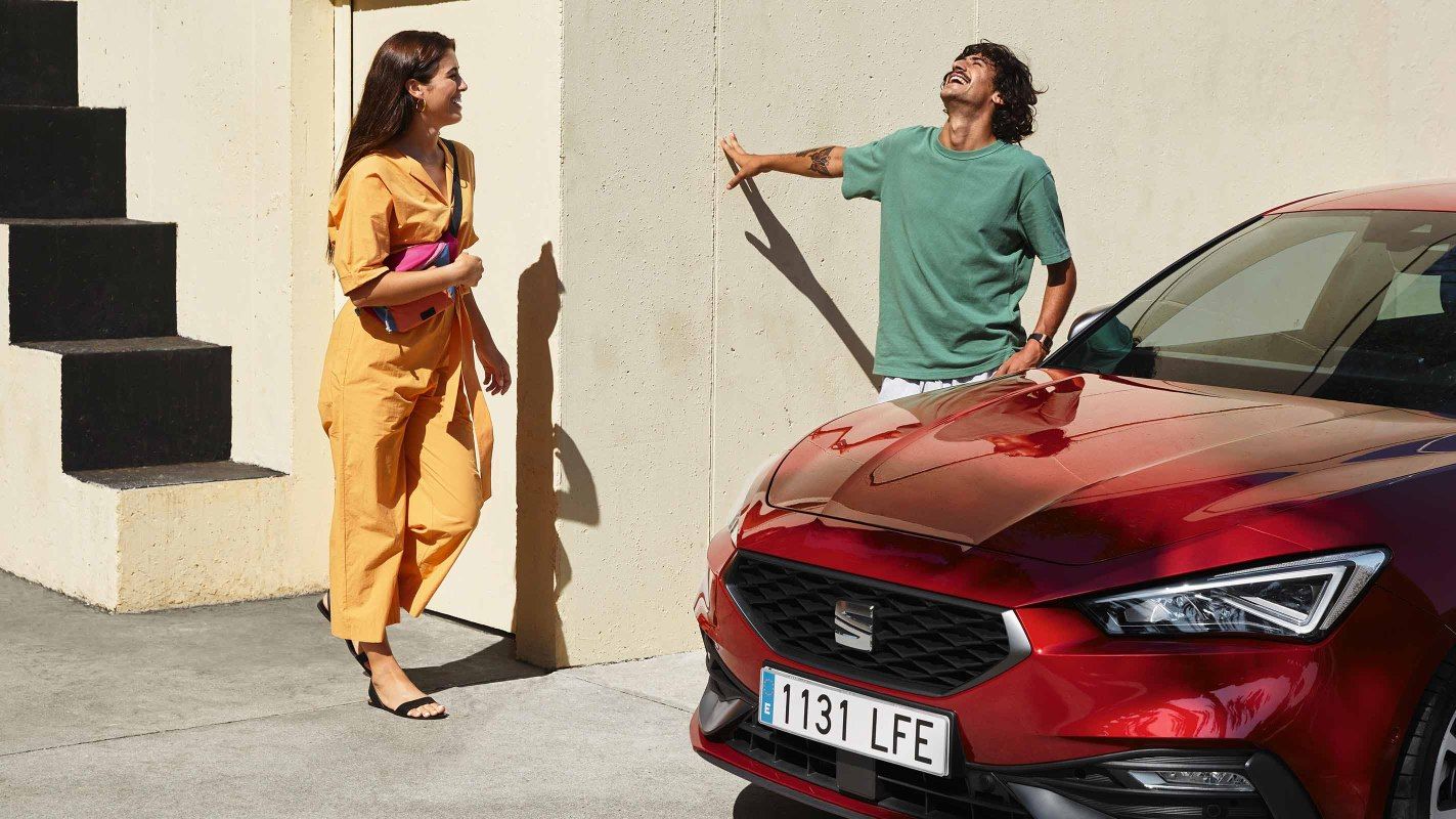 Férfi és nő egy SEAT mellett