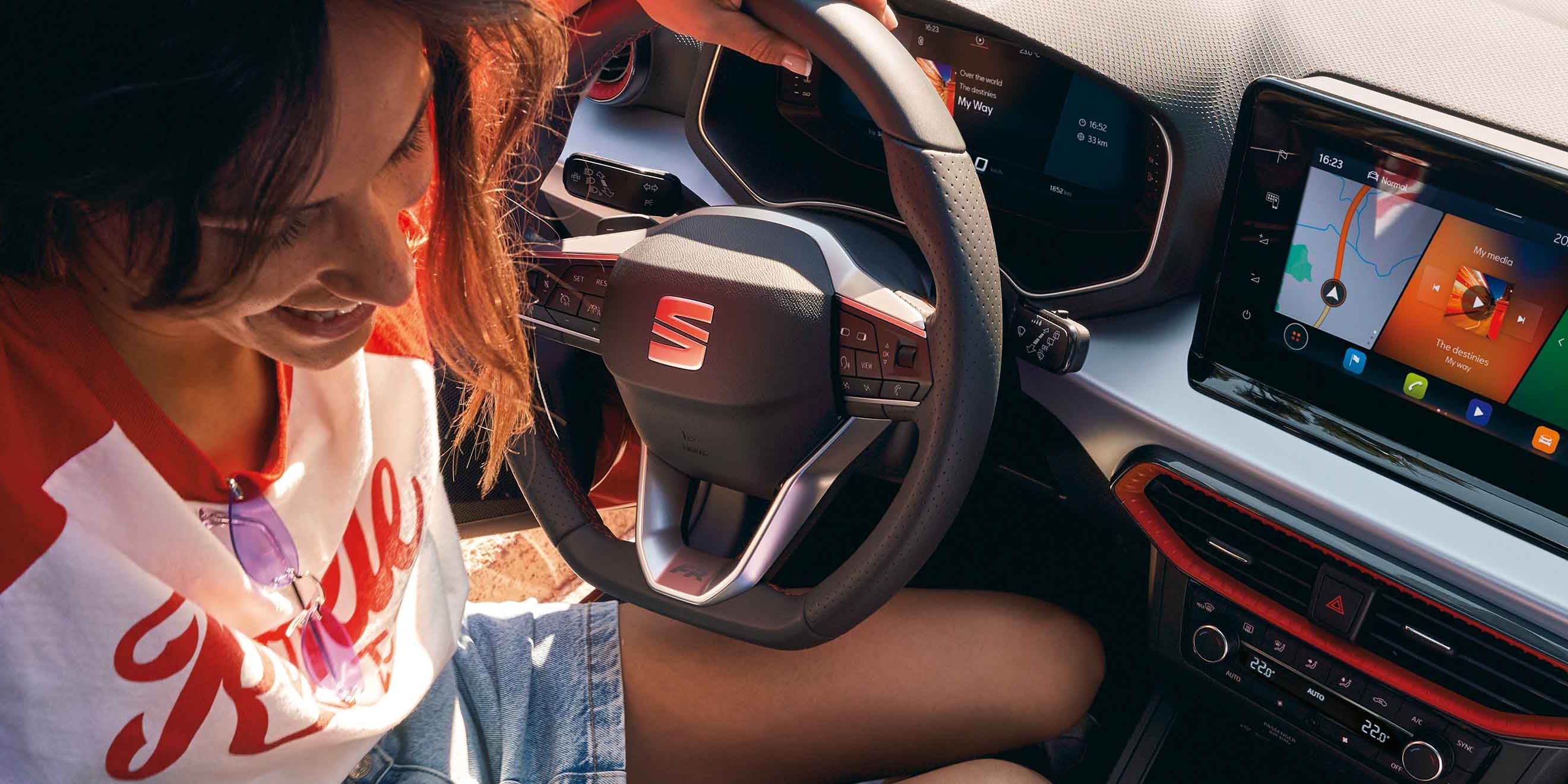 Seat modellben ül egy nő