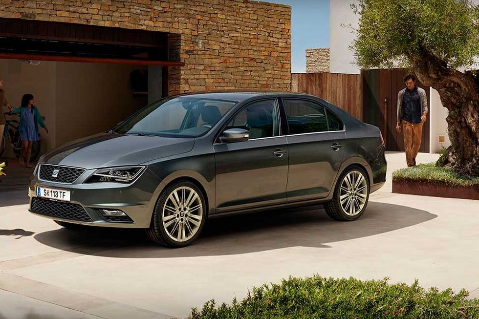 SEAT toledo családi ház garázsa előtt