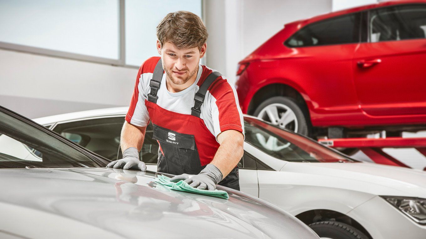 Szerelő férfi fényez egy SEAT modellt