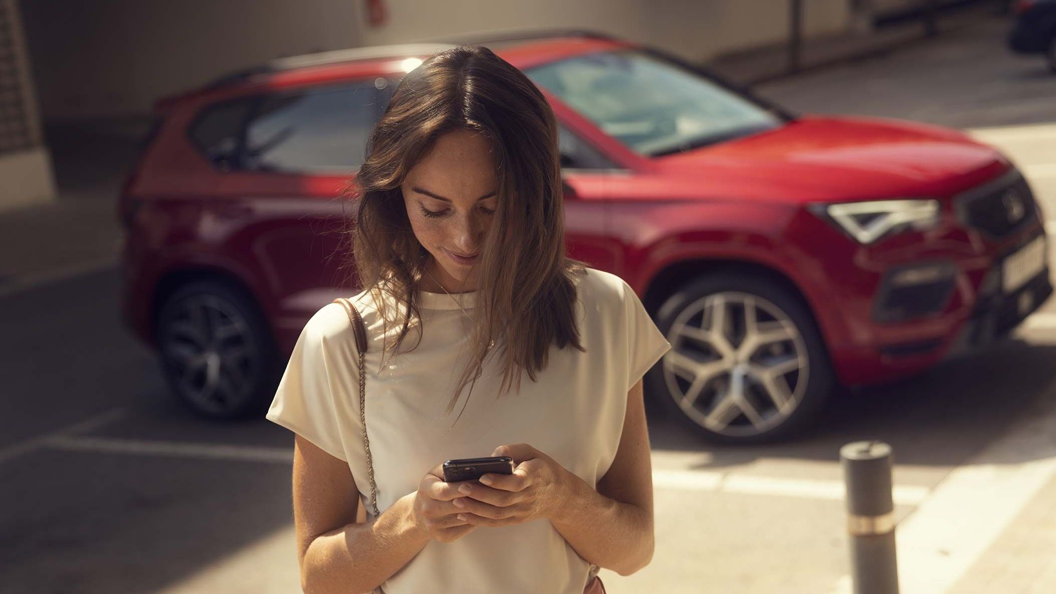Fiatal nő egy Seat Arona előtt