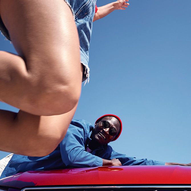 Egy férfi ráhajlik egy SEAT Ibiza motorháztetőjére
