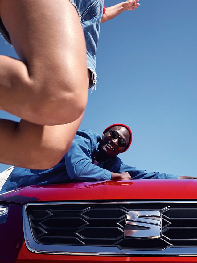Egy férfi ráhajlik egy SEAT Ibiza motorháztetőjére