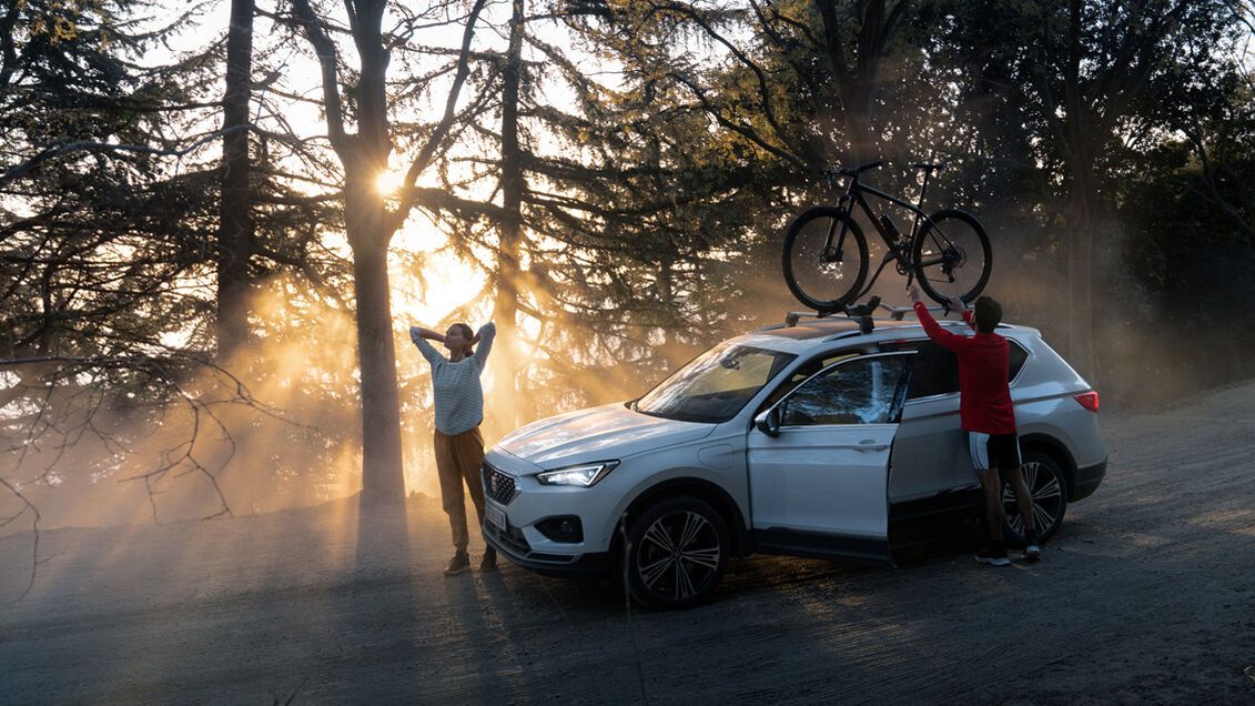Seat Ateca egy kerékpártartóval és egy párral