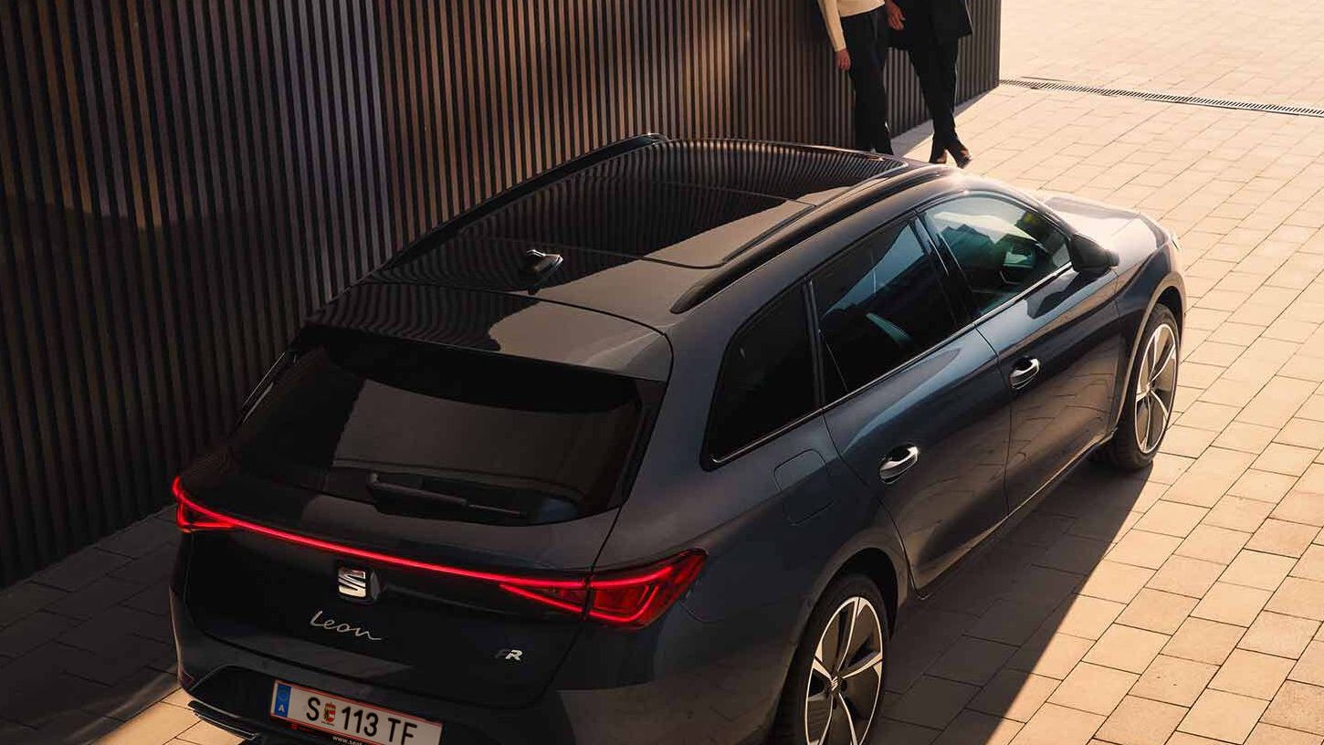 SEAT Leon egy magas monokróm épület mellett