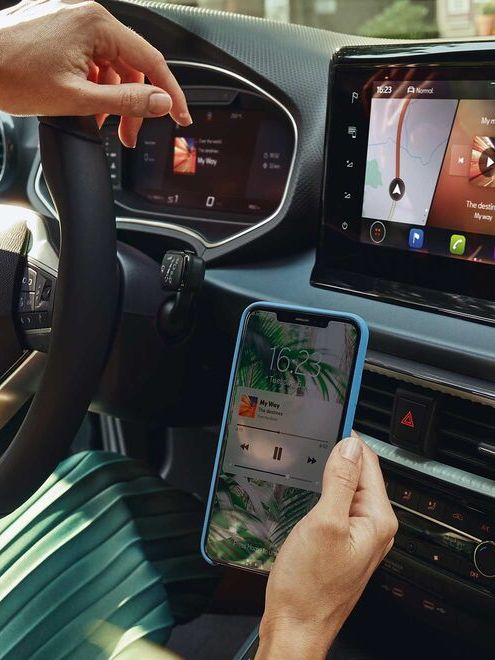 SEAT Arona modellhez csatlakoztatja egy nő a telefonját