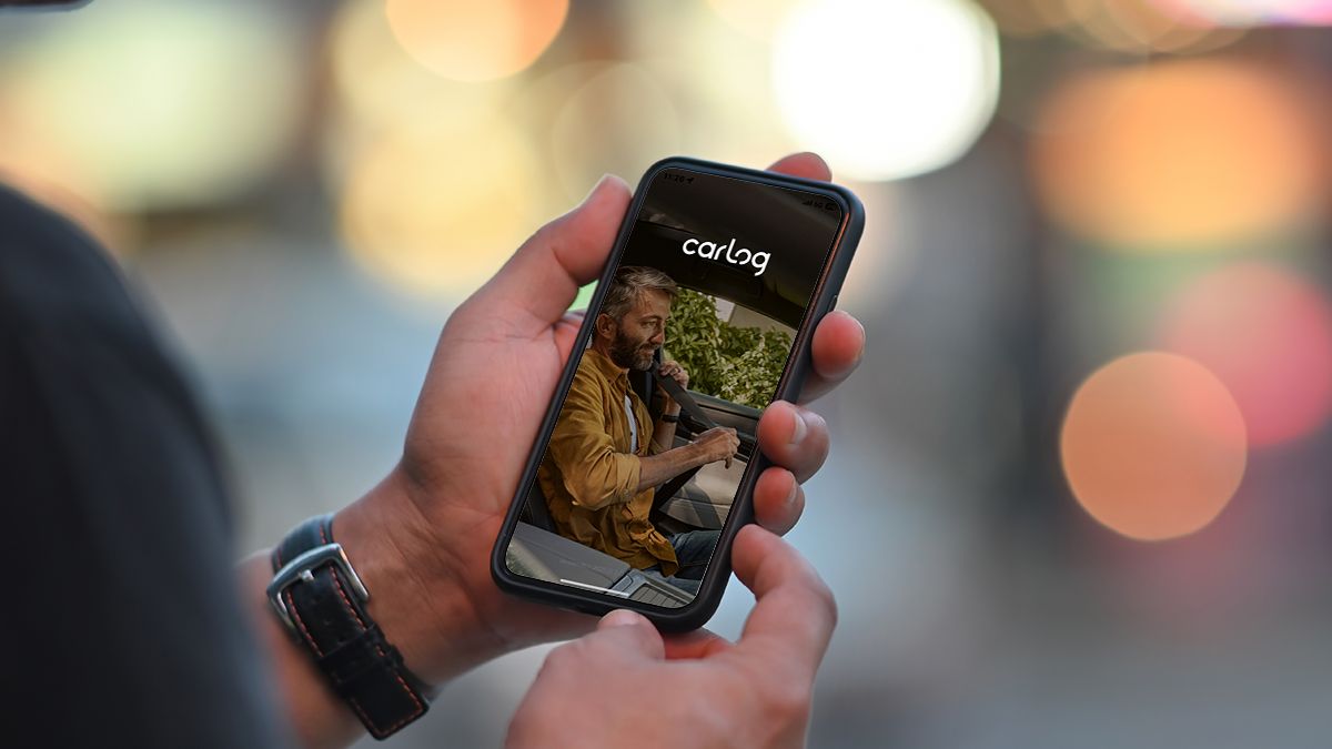 férfi kéz mobiltelefonnal