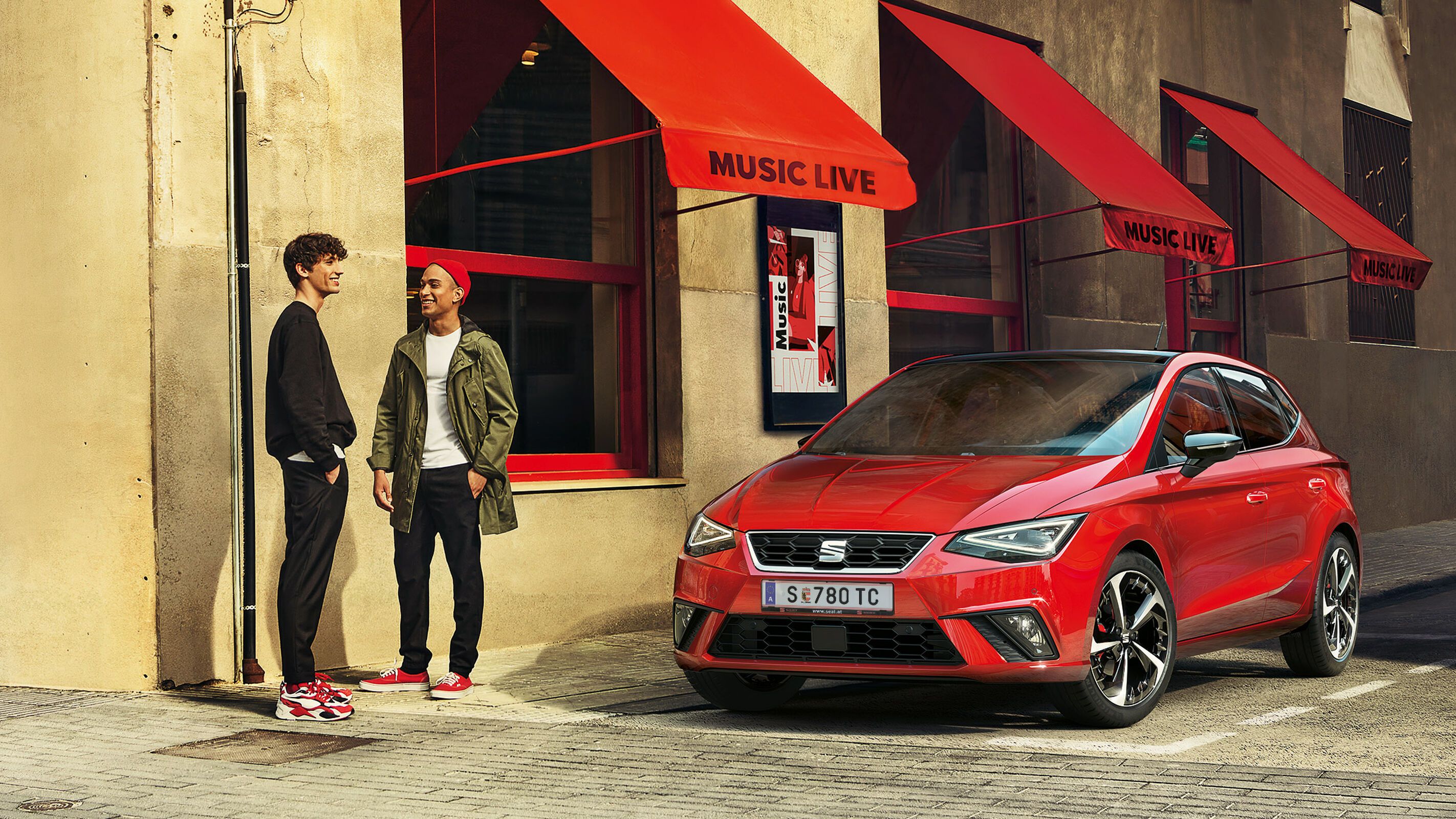 Egy Seat ibiza egy épület előtt