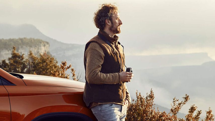 Férfi egy magaslaton egy SEAT modellel