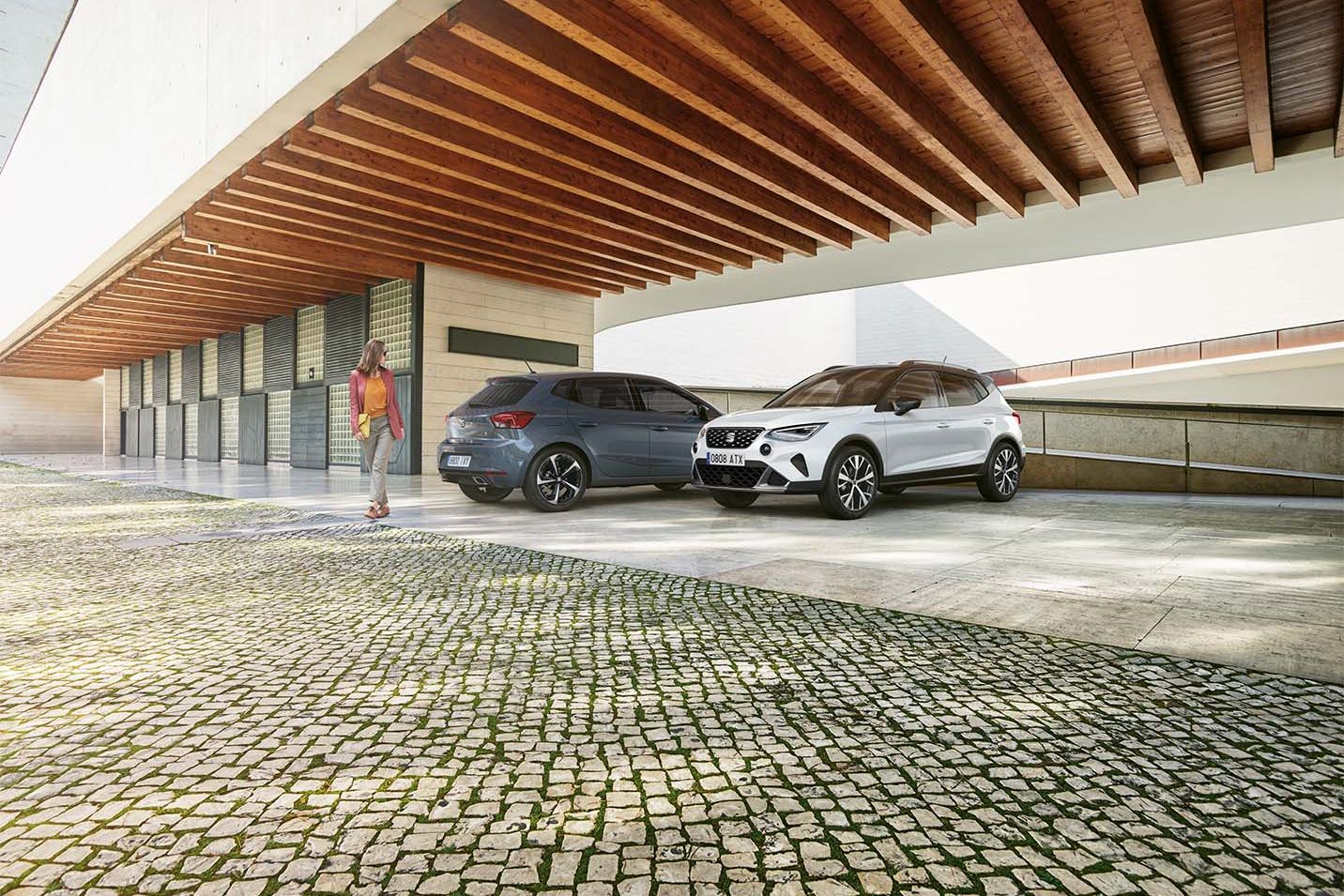 Nyitott garázsban Seat ibiza és Arona