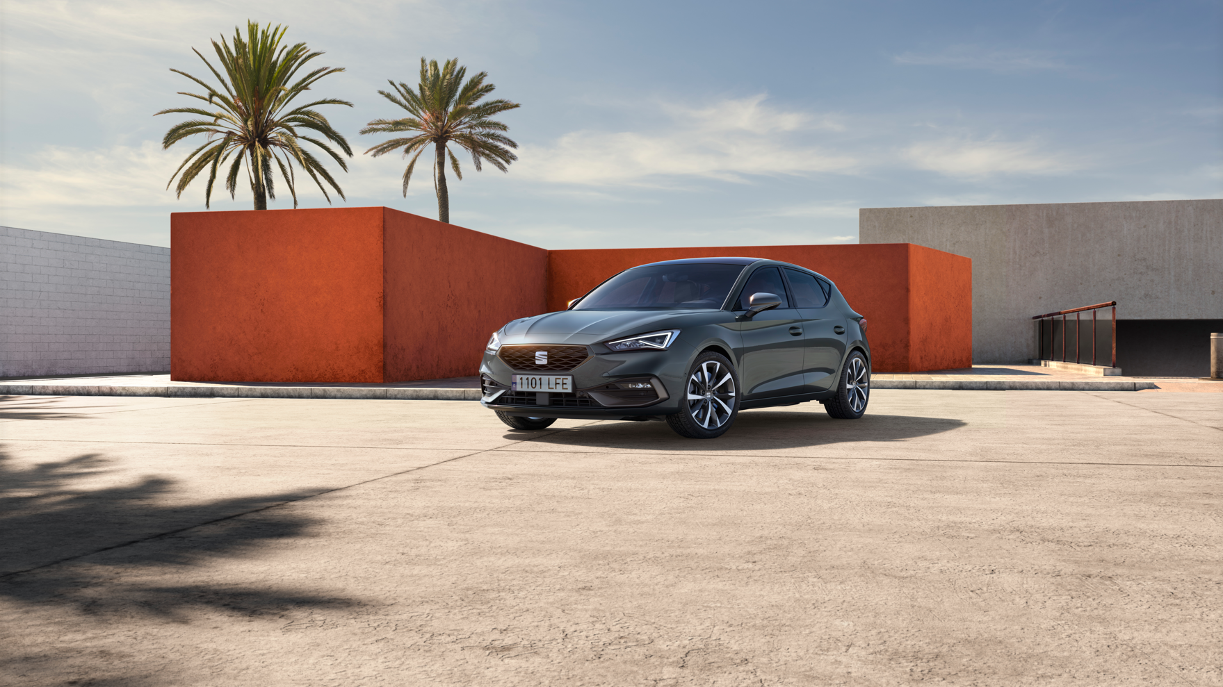 SEAT Leon pálmafákkal a háttérben