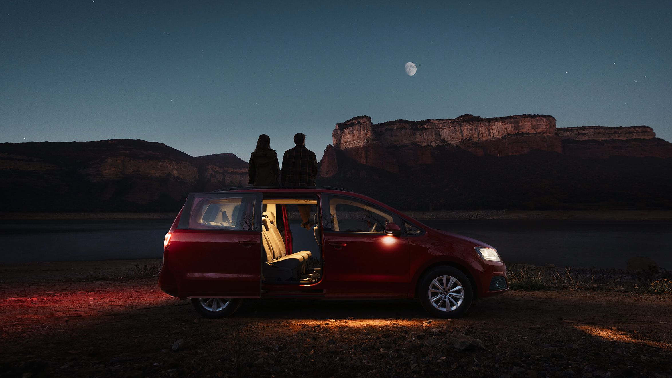 éjszakai fényekben egy SEAT alhambra és egy pár