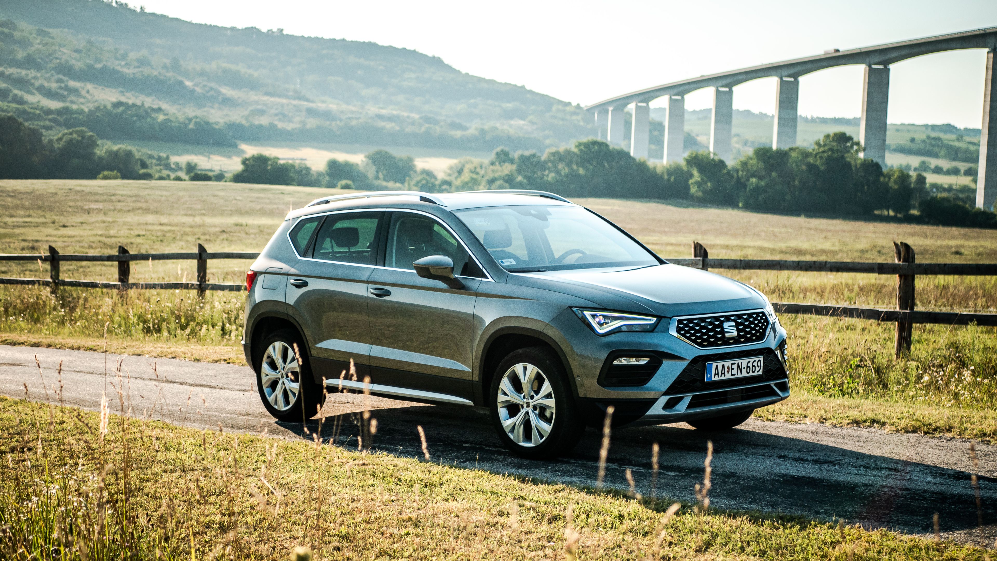 SEAT Ateca dombos táj és egy híd előtt 