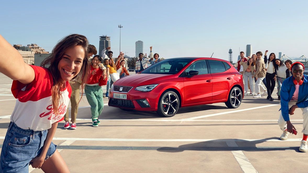 SEAT modell középen, körülötte boldog emberek