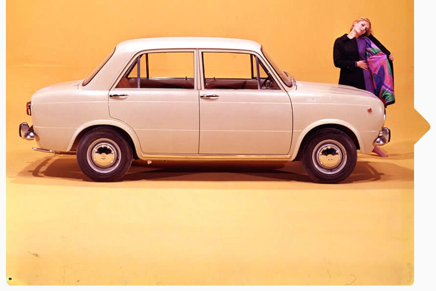 SEAT veterán autó mellette egy modell