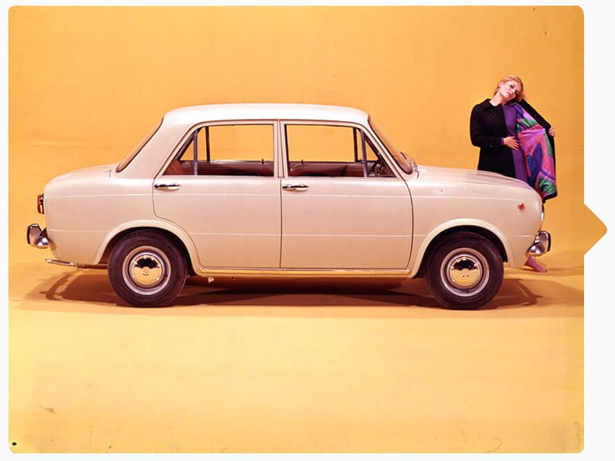 SEAT veterán autó mellette egy modell