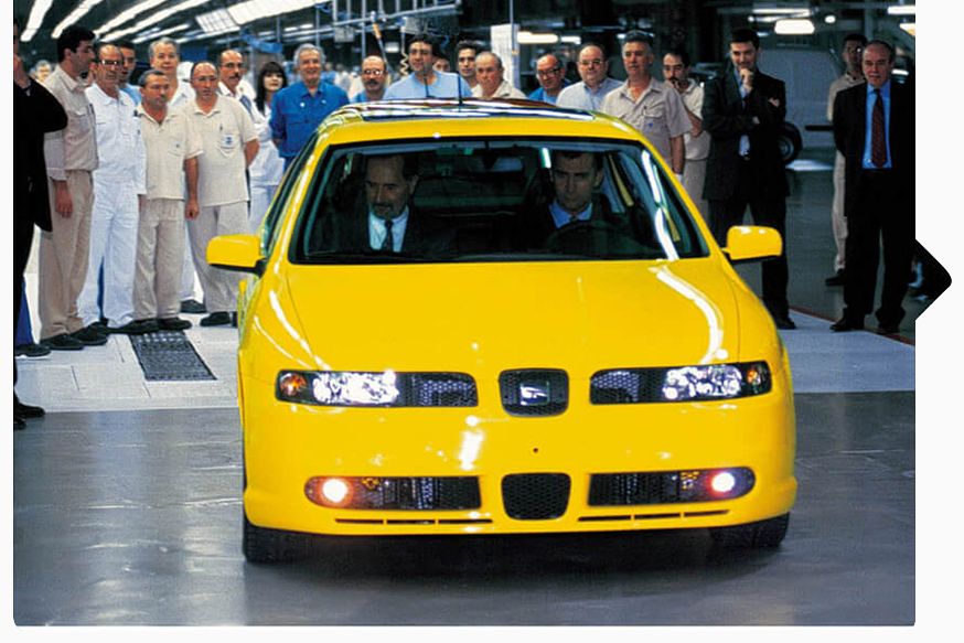 SEAT Ibiza körülötte emberek