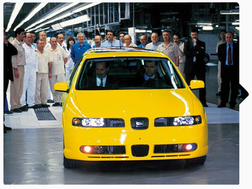 SEAT Ibiza körülötte emberek