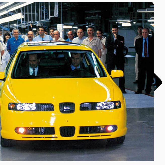SEAT Ibiza körülötte emberek