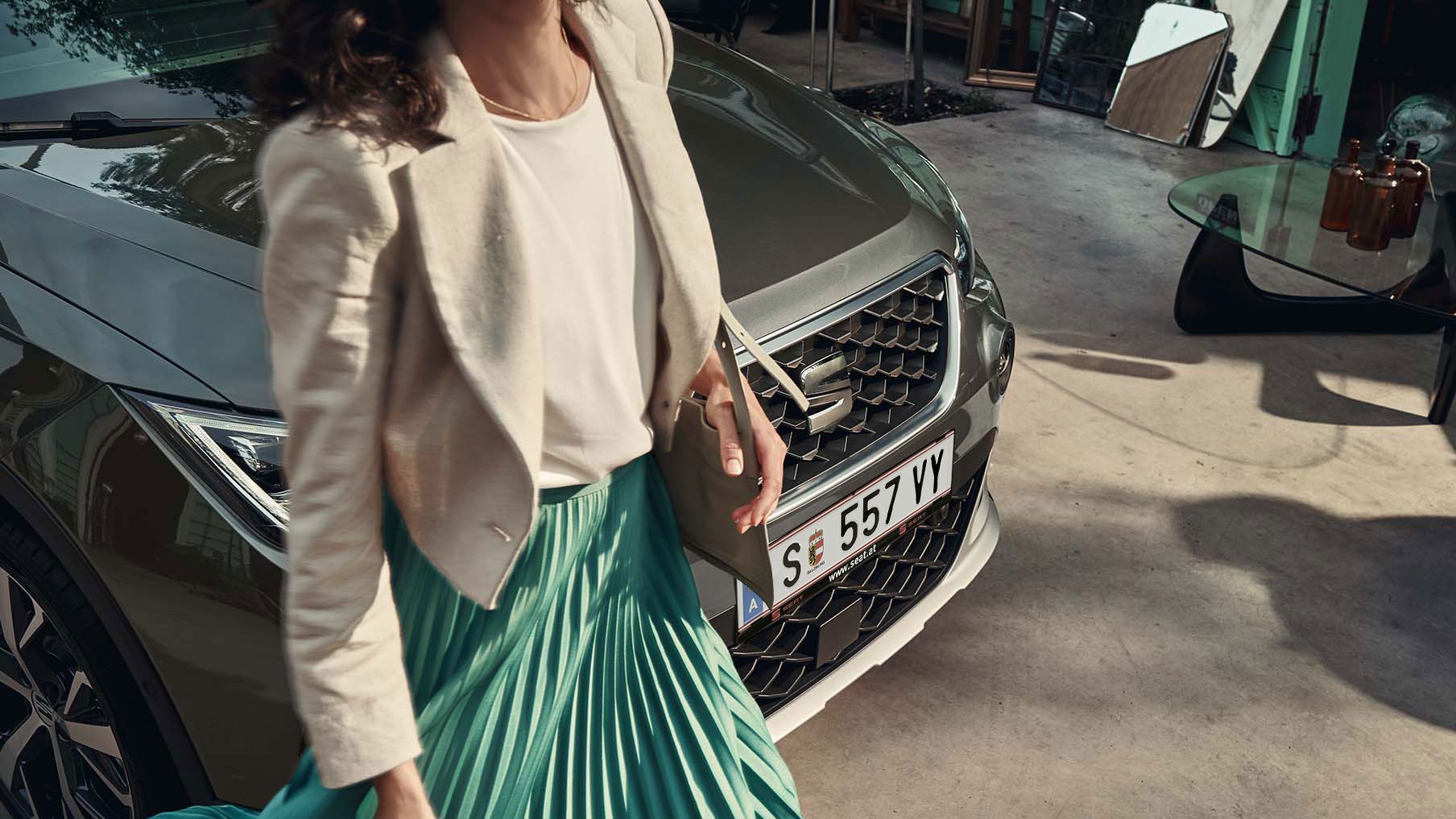 SEAT Arona mellett elsétál egy nő