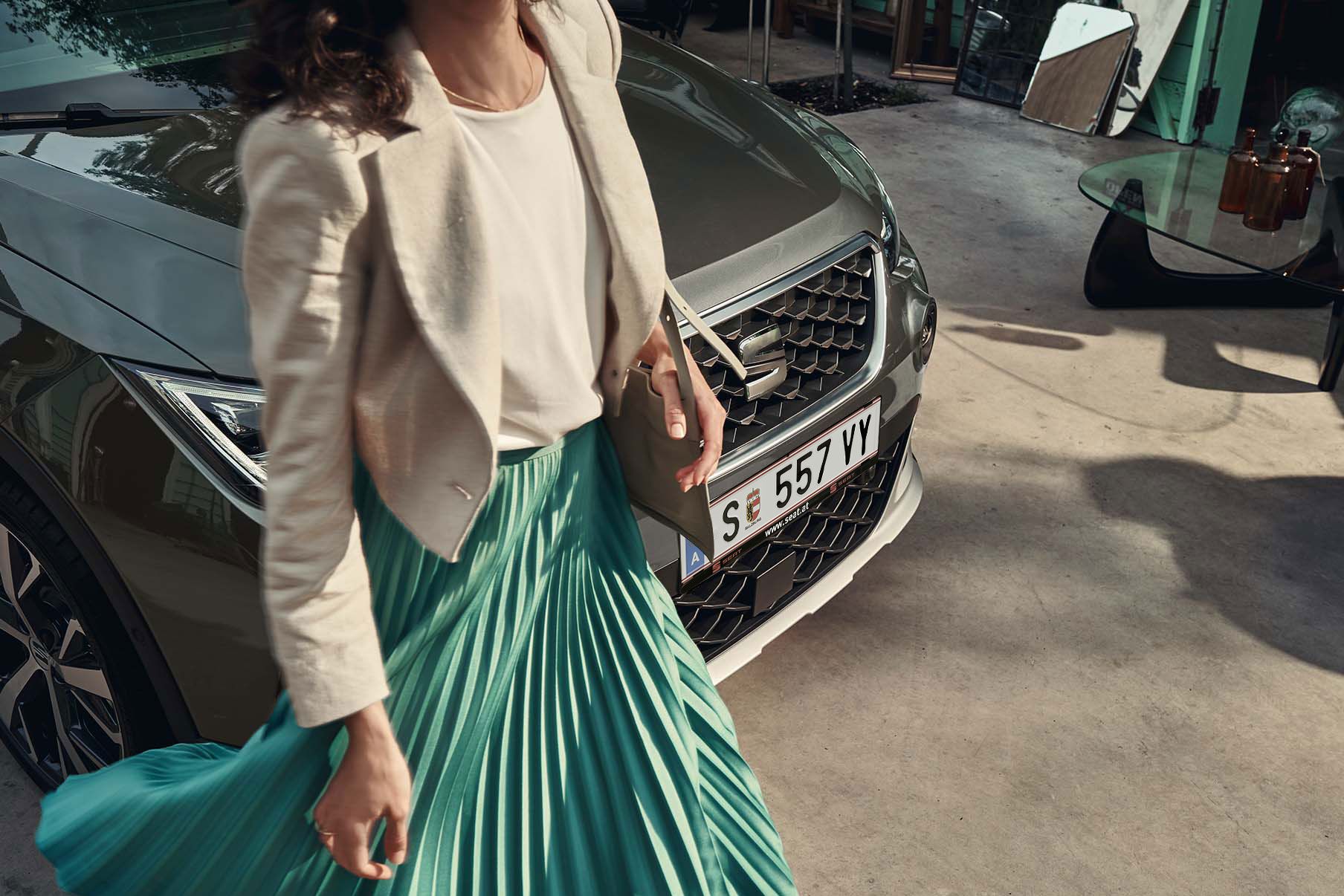 SEAT Arona mellett elsétál egy nő