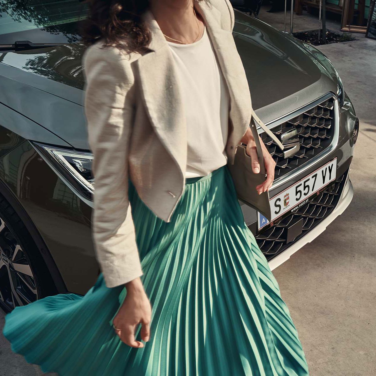 SEAT Arona mellett elsétál egy nő
