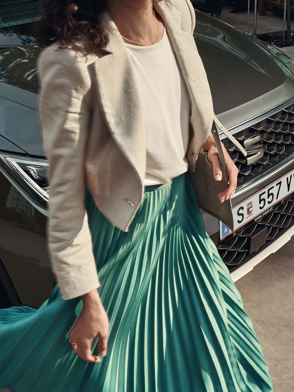SEAT Arona mellett elsétál egy nő