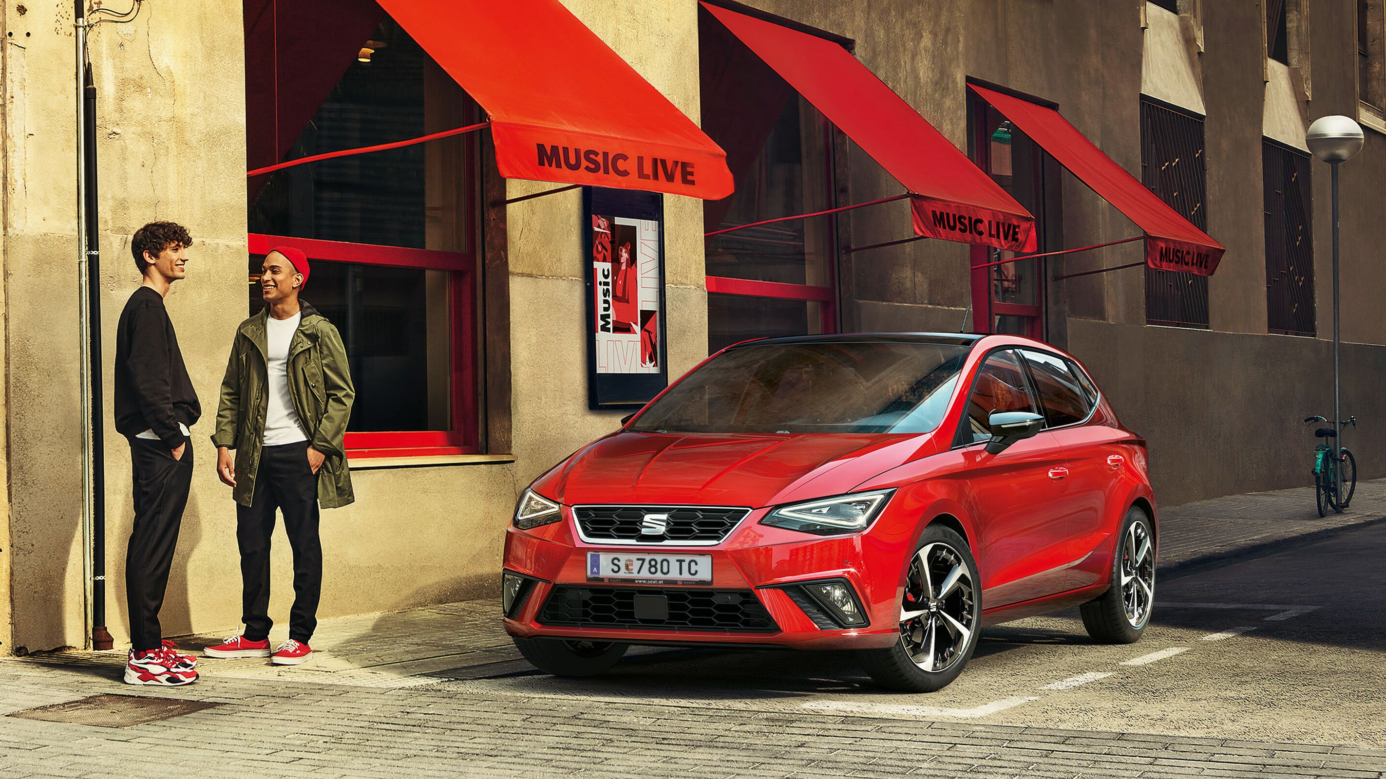 Egy Seat ibiza egy épület előtt