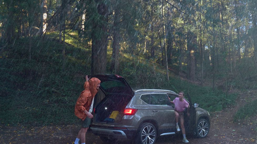 Seat Ateca az erdőben esőben
