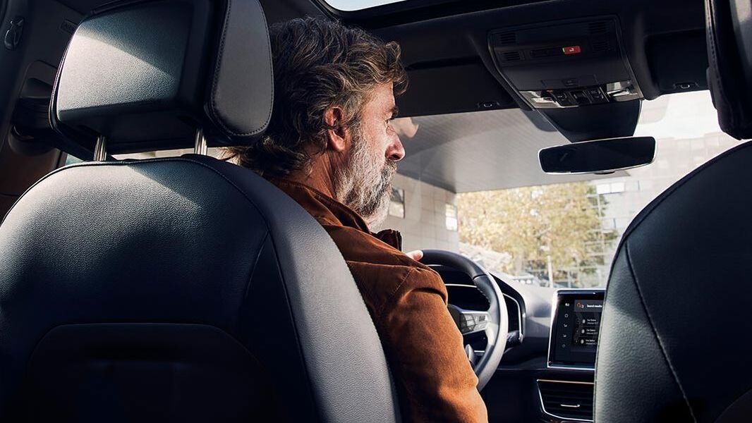 Férfi egy Seat modellt vezet