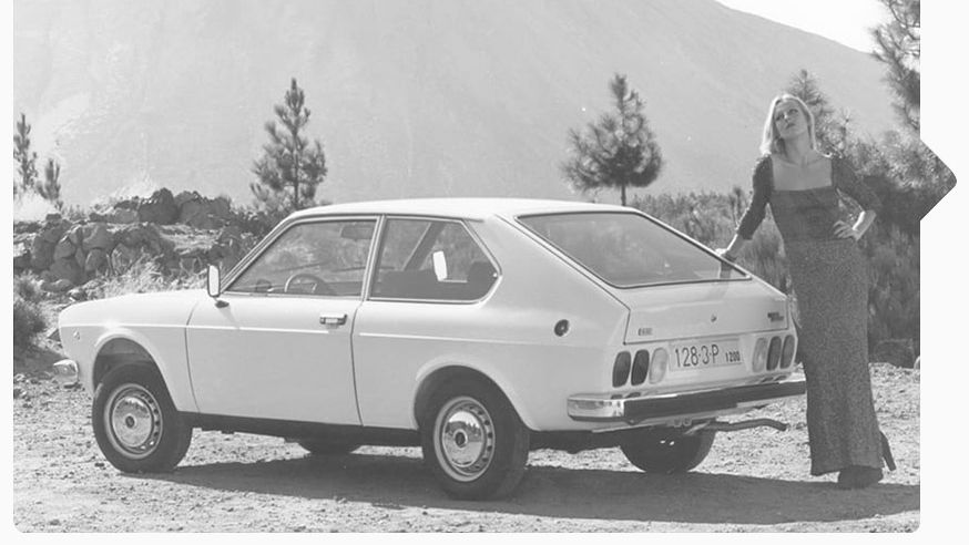 SEAT veterán autó, mellette egy szőke modell