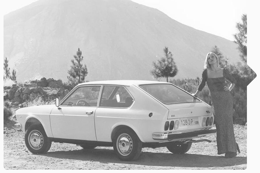 SEAT veterán autó, mellette egy szőke modell