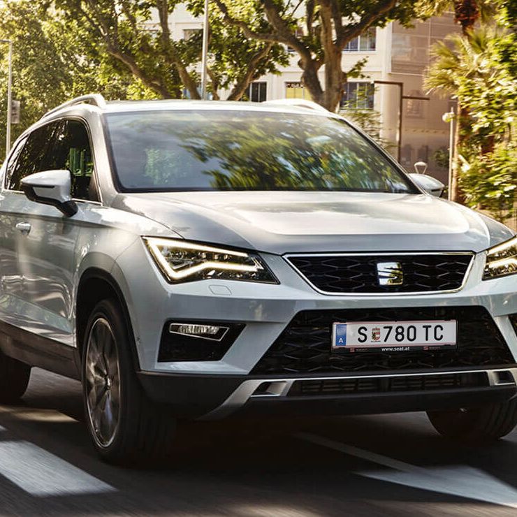 SEat ateca halad egy utcán