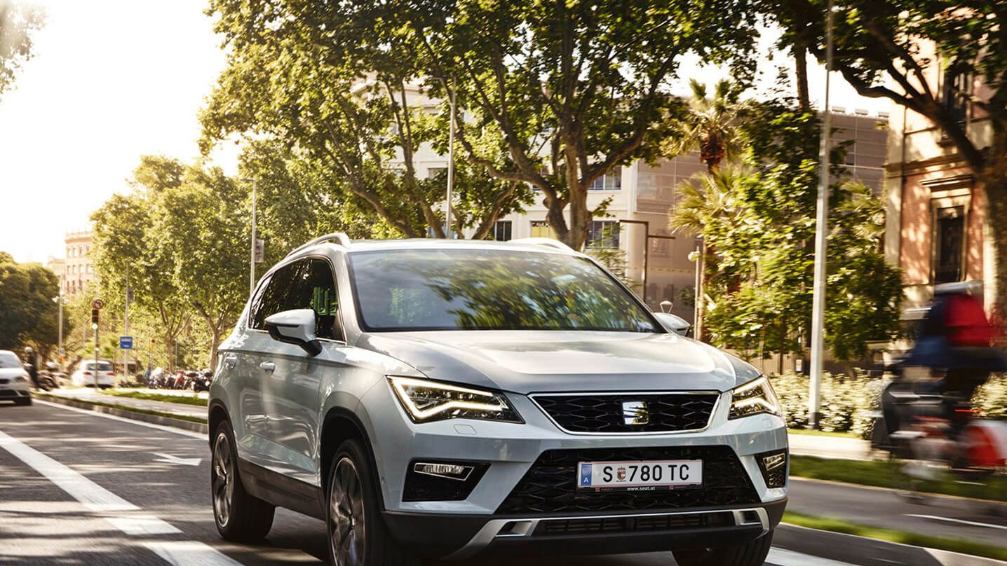Seat Ateca halad egy utcán