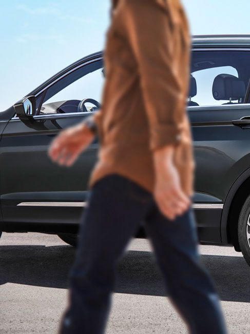 SEAT Tarraco modell mellett sétál egy férfi