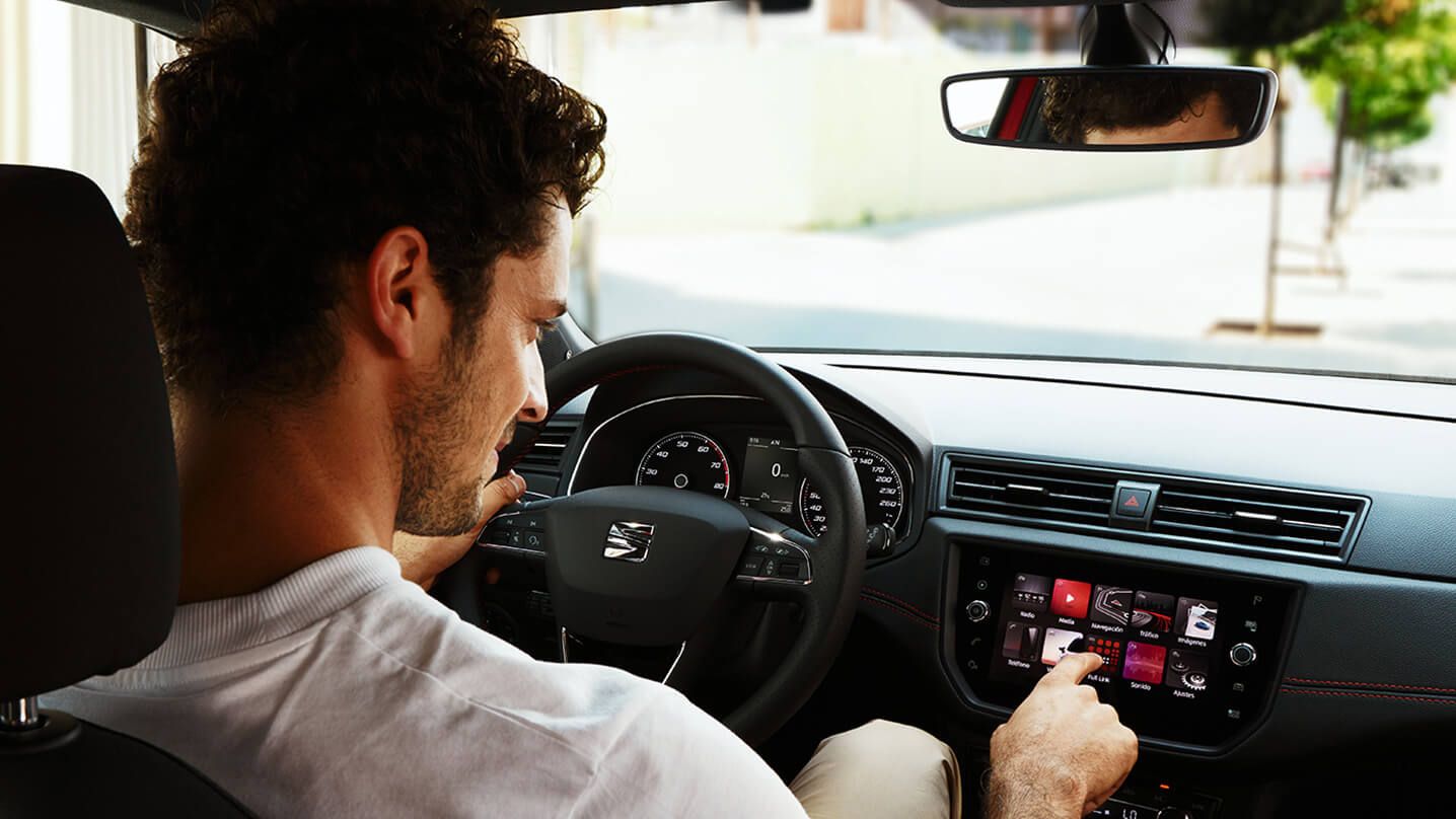 Seat modellben ül egy férfi