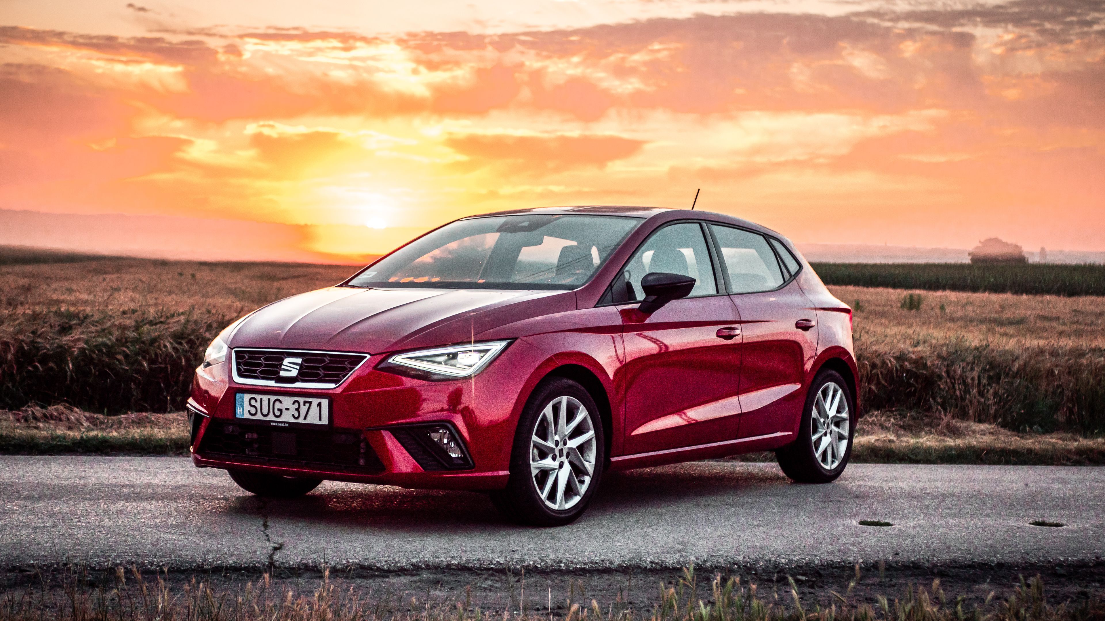 SEAT Ibiza modell egy naplementés szántóföldön