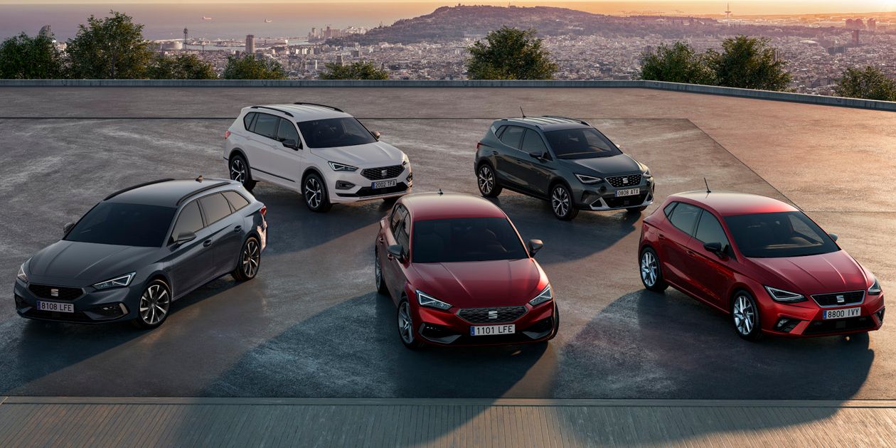 SEAT modellek egy tetőtéren naplementében