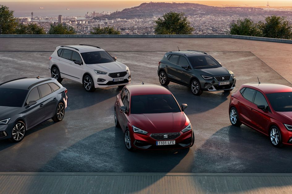 SEAT modellek egy tetőtéren naplementében