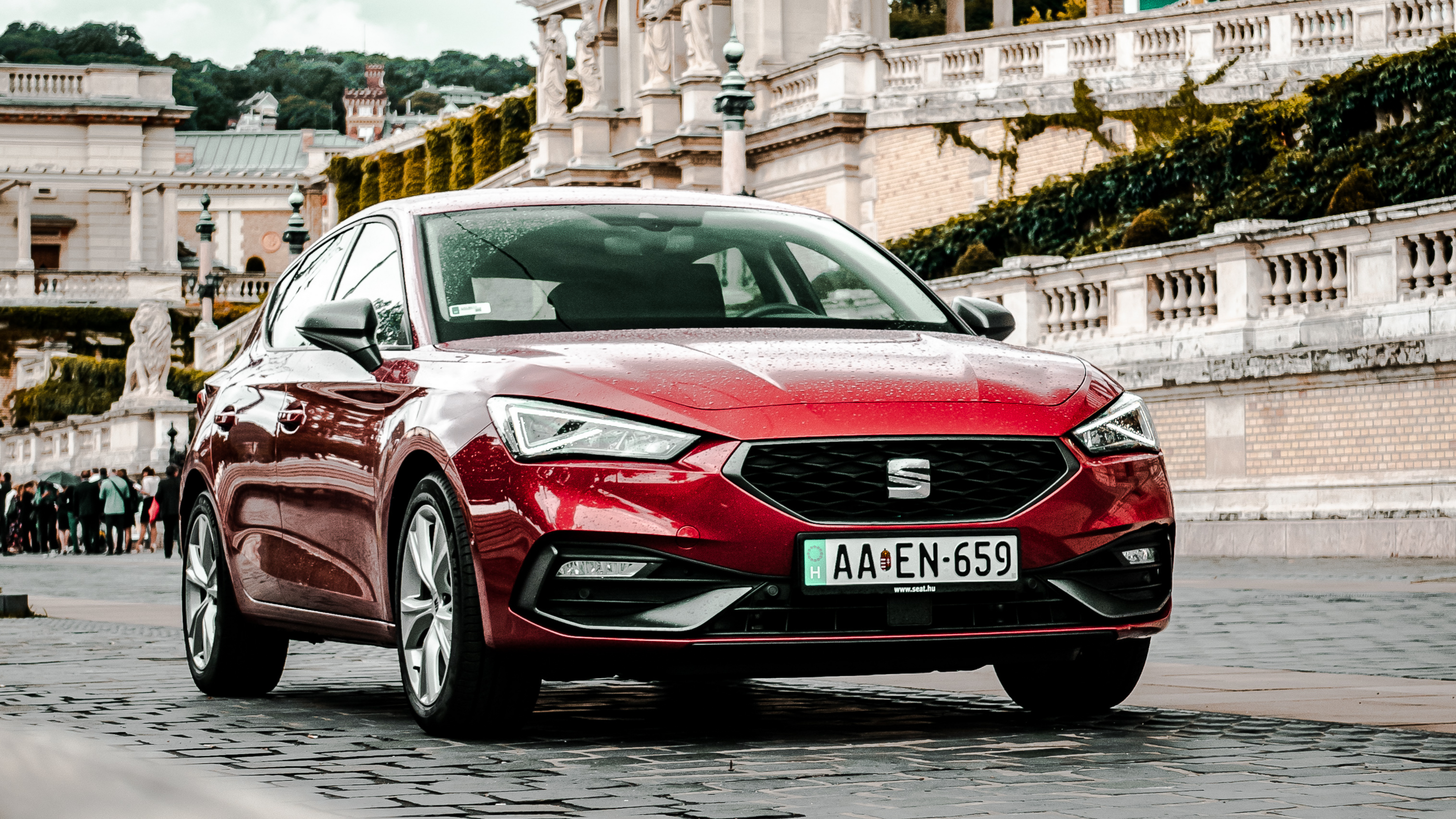 SEAT Leon modell egy épület előtt macskaköves úton